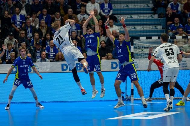 Kay Smits, backcourt, VfL Gummersbach 31 , Nikola Bilyk, backcourt THW Kiel 53 , Eric Johansson, backcourt THW Kiel 21 , VfL Gummersbach vs THW Kiel, Daikin Handball Bundesliga, Men , Matchday 10, 23 10 2025 Gummersbach NRW Germany Copyright: xkolbert-press MartinxWdziecznyx