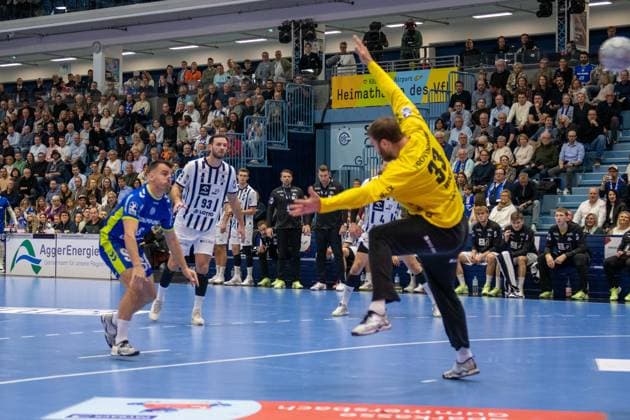 MiloÅ¡ VujoviÄ‡, Outside, VfL Gummersbach 6 ,Andreas Wolff, Goalkeeper THW Kiel 33 , VfL Gummersbach vs THW Kiel, Daikin Handball Bundesliga, Men , 10 Matchday, 23 10 2025 Gummersbach NRW Germany Copyright: xkolbert-press MartinxWdziecznyx