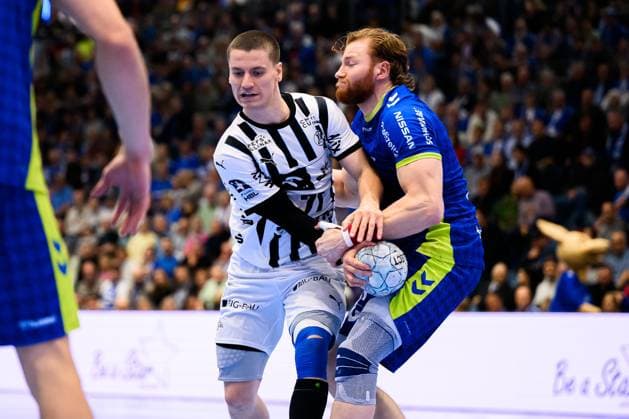 Gummersbach HBL 25 26 VfL Gummersbach THW Kiel from left in a duel Elias Ellefsen a Skipagotu THW Kiel and Tom Kiesler Gummersbach Gummersbach Schwalbe Arena Germany
