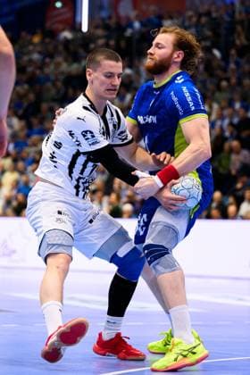 Gummersbach HBL 25 26 VfL Gummersbach THW Kiel from left in a duel Elias Ellefsen a Skipagotu THW Kiel and Tom Kiesler Gummersbach Gummersbach Schwalbe Arena Germany