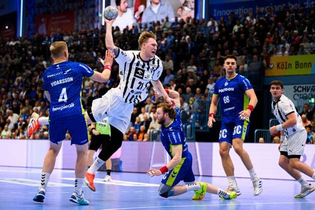 Gummersbach HBL 25 26 VfL Gummersbach THW Kiel v li Ellidi Snaer Vidarsson Gummersbach , Eric Johansson THW Kiel Gummersbach Schwalbe Arena Germany