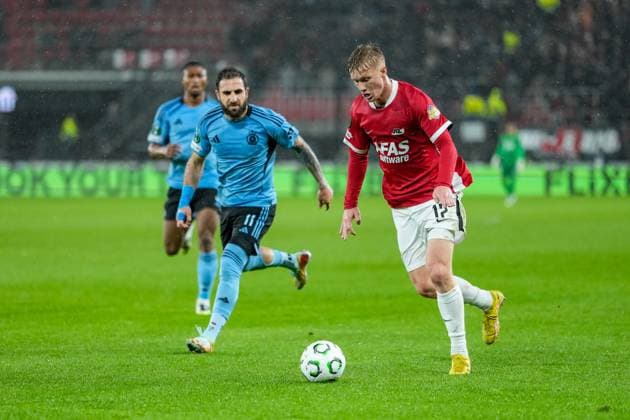 2025-10-23 AZ Alkmaar v Slovan Bratislava - UEFA Conference League 2025 26 League Phase MD2 ALKMAAR, NETHERLANDS - OCTOBER 23: Isak Jensen of AZ Alkmaar runs with the ball during the UEFA Conference League 2025 26 League Phase MD2 match between AZ Alkmaar and Slovan Bratislava at AFAS Stadion on October 23, 2025 in Alkmaar, Netherlands. Alkmaar AFAS Stadion Netherlands Content not available for redistribution in The Netherlands directly or indirectly through any third parties. Copyright: xEdxvanxdexPolx