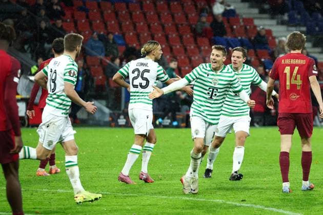 SOCCER - UEFA EL, RBS vs Ferencvaros SALZBURG,AUSTRIA,23.OCT.25 - SOCCER - UEFA Europa League, Red Bull Salzburg vs Ferencvaros Budapest. Image shows the rejoicing of scorer Barnabas Varga (Budapest) with his teammates.  GEPAxpictures xDavidxGeieregger