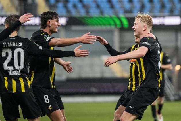 251023 Isak Brusberg of Häcken celebrates with Silas Andersen after 2 1 during the UEFA Conference League football match between Häcken and Rayo Vallecano on October 23, 2025 in Gothenburg Photo Mathias Bergeld BILDBYRAN kod MB MB1226 fotboll football soccer fotball uefa conference league conference league häcken rayo vallecano bbeng jubel  Copyright: MATHIASxBERGELD BB251023MB044