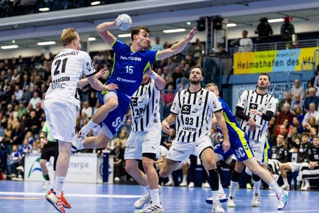Daikin Handball Bundesliga VfL Gummersbach THW Kiel 23 10 2025 Eric Johansson THW Kiel, 21 , Miro Schluroff VfL Gummersbach, 15 in the throw Daikin Handball Bundesliga VfL Gummersbach THW Kiel Gummersbach, Schwalbe arena on 23 10 2025 Copyright: xBEAUTIFULxSPORTS Wunderlx