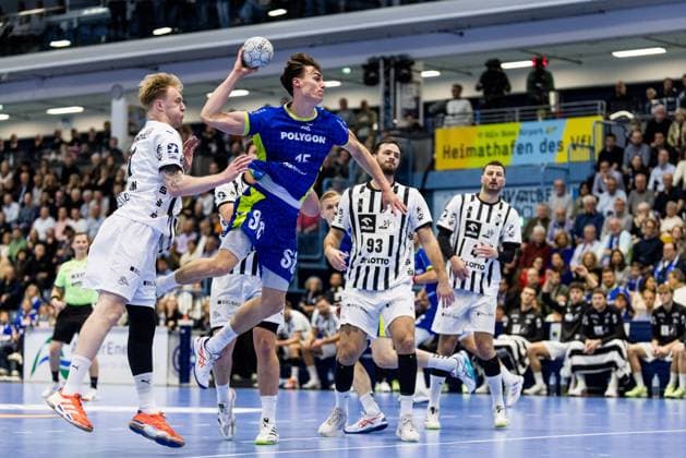 Daikin Handball Bundesliga VfL Gummersbach THW Kiel 23 10 2025 Eric Johansson THW Kiel, 21 , Miro Schluroff VfL Gummersbach, 15 in the throw Daikin Handball Bundesliga VfL Gummersbach THW Kiel Gummersbach, Schwalbe arena on 23 10 2025 Copyright: xBEAUTIFULxSPORTS Wunderlx