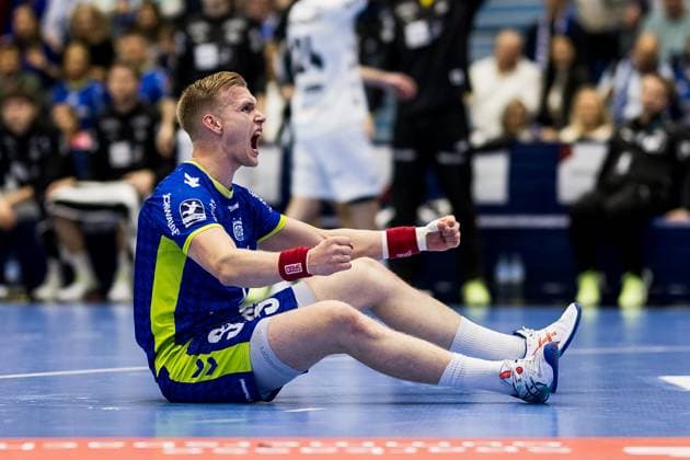 Daikin Handball Bundesliga VfL Gummersbach THW Kiel 23 10 2025 Ellidi Snaer Vidarsson VfL Gummersbach, 4 cheers sitting on the floor Daikin Handball Bundesliga VfL Gummersbach THW Kiel Gummersbach, Schwalbe arena on 23 10 2025 Copyright: xBEAUTIFULxSPORTS Wunderlx