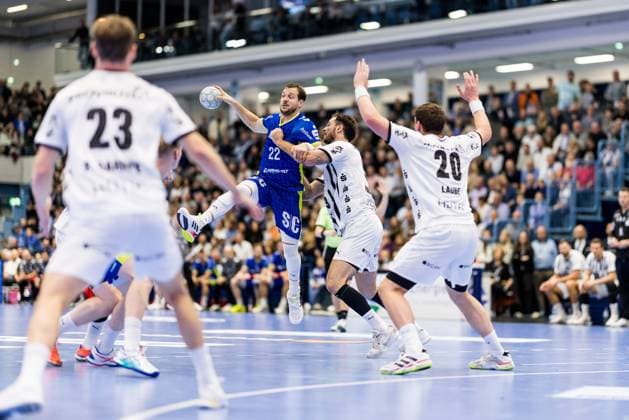 Daikin Handball Bundesliga VfL Gummersbach THW Kiel 23 10 2025 Kentin Mahe VfL Gummersbach, 22 on the ball, Veron Nacinovic THW Kiel, 93 Daikin Handball Bundesliga VfL Gummersbach THW Kiel Gummersbach, Schwalbe arena on 23 10 2025 Copyright: xBEAUTIFULxSPORTS Wunderlx