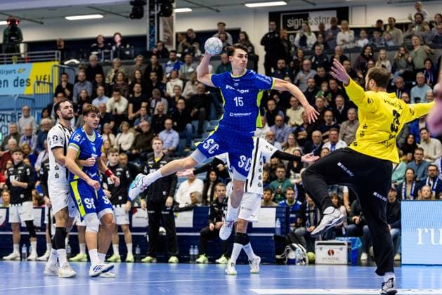 Daikin Handball Bundesliga VfL Gummersbach THW Kiel 23 10 2025 Miro Schluroff VfL Gummersbach, 15 in the throw against Andreas Wolff THW Kiel, 33 Daikin Handball Bundesliga VfL Gummersbach THW Kiel Gummersbach, Schwalbe arena on 23 10 2025 Copyright: xBEAUTIFULxSPORTS Wunderlx