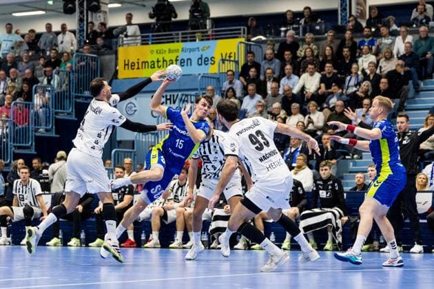 Daikin Handball Bundesliga VfL Gummersbach THW Kiel 23 10 2025 Domagoj Duvnjak THW Kiel, 4 , Miro Schluroff VfL Gummersbach, 15 on the ball Daikin Handball Bundesliga VfL Gummersbach THW Kiel Gummersbach, Schwalbe arena on 23 10 2025 Copyright: xBEAUTIFULxSPORTS Wunderlx