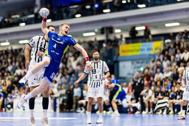 Daikin Handball Bundesliga VfL Gummersbach THW Kiel 23 10 2025 Ellidi Snaer Vidarsson VfL Gummersbach, 4 in the throw Daikin Handball Bundesliga VfL Gummersbach THW Kiel Gummersbach, Schwalbe arena on 23 10 2025 Copyright: xBEAUTIFULxSPORTS Wunderlx