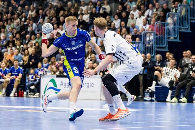 Daikin Handball Bundesliga VfL Gummersbach THW Kiel 23 10 2025 Ellidi Snaer Vidarsson VfL Gummersbach, 4 on the ball, Eric Johansson THW Kiel, 21 Daikin Handball Bundesliga VfL Gummersbach THW Kiel Gummersbach, Schwalbe arena on 23 10 2025 Copyright: xBEAUTIFULxSPORTS Wunderlx
