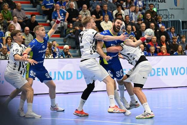 Teitur Einarsson VfL Gummersbach 14 vs Eric Johansson THW Kiel, 21 and Lukas Laube THW Kiel 20 GER, VfL Gummersbach vs THW Kiel, Handball, Daikin 1 Bundesliga, Matchday 10, Season 2025 2026, Schwalbe Arena Gummersbach, 23 10 2025 GER, VfL Gummersbach vs THW Kiel, Handball, Daikin 1 Bundesliga, Matchday 10, Season 2025 2026, 23 10 2025 Gummersbach Copyright: xEibner-Pressefoto JuergenxAugstx EP_JAT