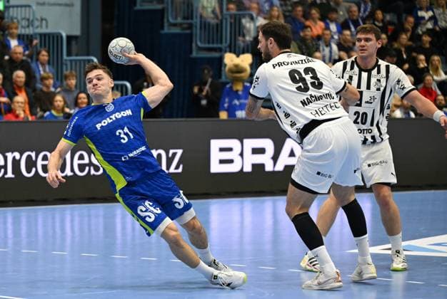 Kay Smits VfL Gummersbach 31 has prevailed against Veron Nacinovic THW Kiel 93 and comes to throw GER, VfL Gummersbach vs THW Kiel, Handball, Daikin 1 Bundesliga, Matchday 10, Season 2025 2026, Schwalbe Arena Gummersbach, 23 10 2025 GER, VfL Gummersbach vs THW Kiel, Handball, Daikin 1 Bundesliga, Matchday 10, Season 2025 2026, 23 10 2025 Gummersbach Copyright: xEibner-Pressefoto JuergenxAugstx EP_JAT