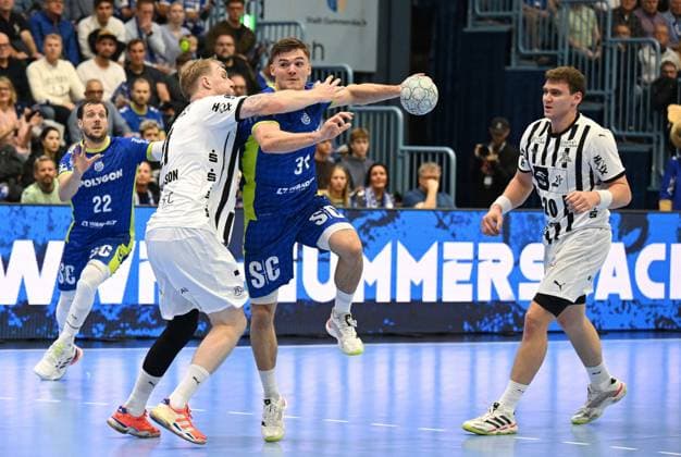 Kay Smits VfL Gummersbach 31 vs Eric Johansson THW Kiel, 21 GER, VfL Gummersbach vs THW Kiel, Handball, Daikin 1 Bundesliga, Matchday 10, Season 2025 2026, Schwalbe Arena Gummersbach, 23 10 2025 GER, VfL Gummersbach vs THW Kiel, Handball, Daikin 1 Bundesliga, Matchday 10, Season 2025 2026, 23 10 2025 Gummersbach Copyright: xEibner-Pressefoto JuergenxAugstx EP_JAT