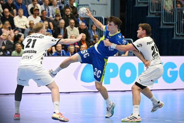 Miro Schluroff VfL Gummersbach 15 vs Eric Johansson THW Kiel, 21 and Lukas Laube THW Kiel 20 GER, VfL Gummersbach vs THW Kiel, Handball, Daikin 1 Bundesliga, Matchday 10, Season 2025 2026, Schwalbe Arena Gummersbach, 23 10 2025 GER, VfL Gummersbach vs THW Kiel, Handball, Daikin 1 Bundesliga, Matchday 10, Season 2025 2026, 23 10 2025 Gummersbach Copyright: xEibner-Pressefoto JuergenxAugstx EP_JAT