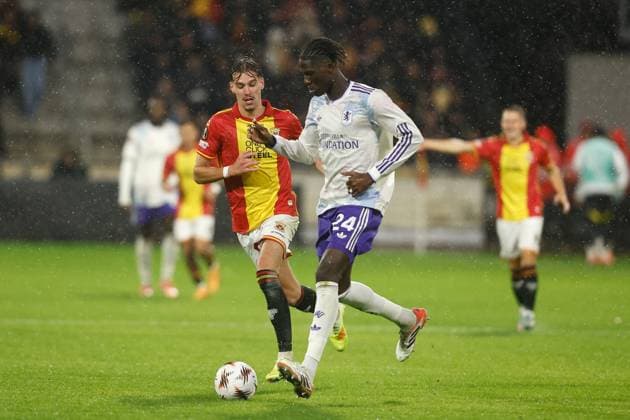 DEVENTER , 23-10-2025 , Stadium De Adelaarshorst , season 2025 2026 , UEFA Europa League League phase . match between Go Ahead Eagles and Aston Villa, Picture shows Aston Villa player Amadou Mvom Onana Go Ahead Eagles - Aston Villa  x31654649x Copyright: