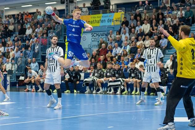 Ellidi Snaer Vidarsson, circle player, VfL Gummersbach 4 , Andreas Wolff, goalkeeper THW Kiel 33 , VfL Gummersbach vs THW Kiel, Daikin Handball Bundesliga, Men , 10 Matchday, 23 10 2025 Gummersbach NRW Germany Copyright: xkolbert-press MartinxWdziecznyx