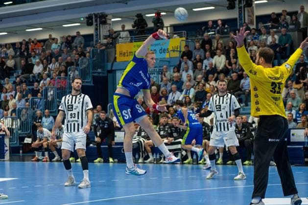 Ellidi Snaer Vidarsson, circle player, VfL Gummersbach 4 , Andreas Wolff, goalkeeper THW Kiel 33 , VfL Gummersbach vs THW Kiel, Daikin Handball Bundesliga, Men , 10 Matchday, 23 10 2025 Gummersbach NRW Germany Copyright: xkolbert-press MartinxWdziecznyx