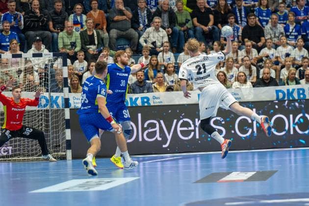 Dominik KuzmanoviÄ‡, Goalkeeper, VfL Gummersbach 1 , Eric Johansson, Backcourt THW Kiel 21 , VfL Gummersbach vs THW Kiel, Daikin Handball Bundesliga, Men , 10 Matchday, 23 10 2025 Gummersbach NRW Germany Copyright: xkolbert-press MartinxWdziecznyx