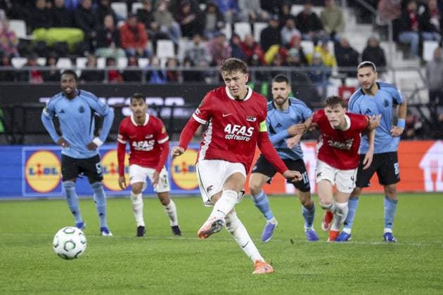 ALKMAAR - (L-R) Sven Mijnans of AZ Alkmaar during the UEFA Conference League match between AZ Alkmaar and Slovan Bratislava at the AFAS Stadium on October 23, 2025, in Alkmaar, Netherlands. ANP BART STOUTJESDIJK UEFA Conference League 2025-2026 xVIxANPxSportx xxANPxIVx 540076805 originalFilename: 540076805.jpg