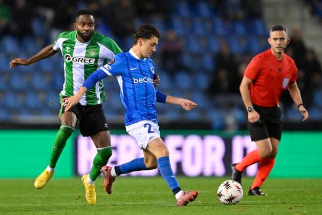 KRC Genk v Real Betis - UEFA Europa League GENK, BELGIUM - OCTOBER 23 : Bakambu Cedric forward of Real Betis and Karetsas Konstantinos midfielder of KRC Genk during the UEFA Europa League 2025 26 League Phase MD3 match between KRC Genk and Real Betis on October 23, 2025 in Genk, Belgium, 23 10 2025 Genk Belgium  Copyright: xDhax