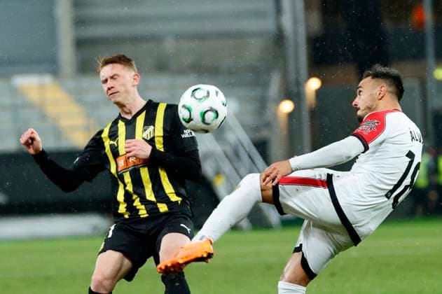 GÖTEBORG, SWEDEN 20251023 Häckens Julius Lindberg against Rayo Vallecanos Alvaro Garcia during the Conference League football match between BK Häcken and Rayo Vallecano at Gamla Ullevi in Gothenburg, Sweden October 23, 2025 GÖTEBORG SWEDEN x9200x  Copyright: xAdamxIhse TTx CONFERENCE LEAGUE: HÄCKEN-RAYO VALLECANO