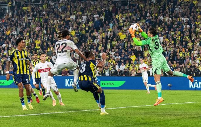 Istanbul , Europa League Fenerbahce Istanbul vs VfB Stuttgart , from left Lorenz Assignon VfB Archie Brown Istanbul Ederson Istanbul