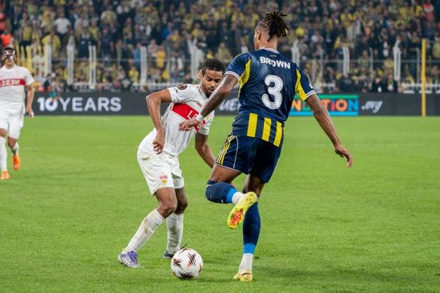 Lorenz Assignon VfB Stuttgart, 22 in duel with Archie Brown Fenerbahce Istanbul, 03 , TUR, Fenerbahce Istanbul vs VfB Stuttgart, Football, UEFA Europa League, Matchday 3, 2025 2026 season, 23 10 2025, TUR, Fenerbahce Istanbul vs VfB Stuttgart, Football, UEFA Europa League, Matchday 3, 2025 2026 season, 23 10 2025, Istanbul Copyright: xEibner-Pressefoto EdwardxCheungx EP_ECG