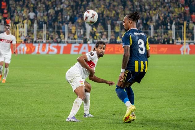 Lorenz Assignon VfB Stuttgart, 22 in duel with Archie Brown Fenerbahce Istanbul, 03 , TUR, Fenerbahce Istanbul vs VfB Stuttgart, Football, UEFA Europa League, Matchday 3, 2025 2026 season, 23 10 2025, TUR, Fenerbahce Istanbul vs VfB Stuttgart, Football, UEFA Europa League, Matchday 3, 2025 2026 season, 23 10 2025, Istanbul Copyright: xEibner-Pressefoto EdwardxCheungx EP_ECG