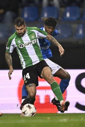 24& 8239,Real Betis s Aitor& 8239,Ruibal and Genk s Noah Adedeji-Sternberg fight for the ball during a soccer game between Belgian soccer team KRC Genk and Spanish club Real Betis Balompie, on Thursday 23 October 2025, in Genk, third game (out of 8) in the league phase of the UEFA Europa League competition. JOHAN EYCKENS JohanxEyckens  x137729416x