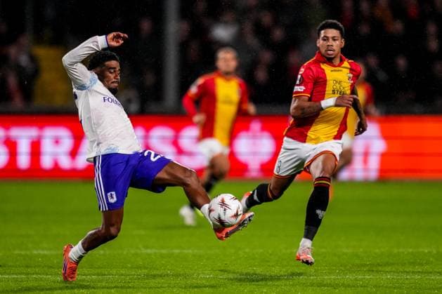 DEVENTER, NETHERLANDS - OCTOBER 23: Ian Maatsen of Aston Villa passes the ball under pressure from Richonell Margaret of Go Ahead Eagles during the UEFA Europa League 2025 26 League Phase MD3 match between Go Ahead Eagles and Aston Villa FC at Stadion De Adelaarshorst on October 23, 2025 in Deventer, Netherlands. (Photo by Rene Nijhuis) SPO  Copyright: xRenexNijhuis
