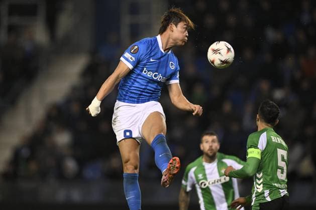 Genk s Hyeon-Gyu Oh fights for the ball during a soccer game between Belgian soccer team KRC Genk and Spanish club Real Betis Balompie, on Thursday 23 October 2025, in Genk, third game (out of 8) in the league phase of the UEFA Europa League competition. JOHAN EYCKENS JohanxEyckens  x137729483x