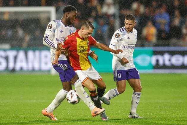 DEVENTER , 23-10-2025 , Stadium De Adelaarshorst , season 2025 2026 , UEFA Europa League League phase . match between Go Ahead Eagles and Aston Villa, Picture shows Aston Villa player Lamare Bogarde and GA Eagles player Mathis Suray Go Ahead Eagles - Aston Villa  x31654745x Copyright: