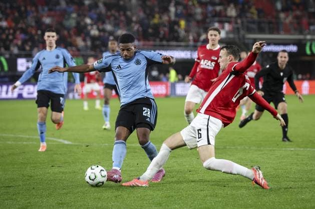 ALKMAAR - (l-r) Cesar Blackman of Slovan Bratislava and Peer Koopmeiners of AZ Alkmaar during the UEFA Conference League match between AZ Alkmaar and Slovan Bratislava at the AFAS Stadium on October 23, 2025, in Alkmaar, Netherlands. ANP BART STOUTJESDIJK UEFA Conference League 2025-2026 xVIxANPxSportx xxANPxIVx 540077124 originalFilename: 540077124.jpg