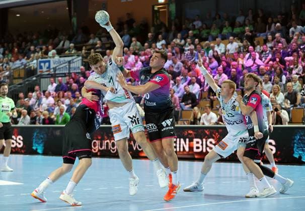 23 10 2025, xovx, Handball Daikin Handball Bundesliga, HSG Wetzlar FRISCH AUF Göppingen v l Georg Löwen HSG Wetzlar , David Schmidt Frisch Auf Göppingen , Josip Simic HSG Wetzlar , Ymir Örn Gislason Frisch Auf Göppingen , Niklas Theiß HSG Wetzlar Wetzlar Buderus Arena Hessen Germany EN