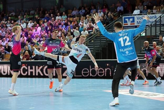 23 10 2025, xovx, Handball Daikin Handball Bundesliga, HSG Wetzlar FRISCH AUF Göppingen v l Georg Löwen HSG Wetzlar , Josip Simic HSG Wetzlar , Ymir Örn Gislason Frisch Auf Göppingen , Anadin Suljakovic HSG Wetzlar , Cyrill Akakpo HSG Wetzlar Wetzlar Buderus Arena Hessen Germany EN