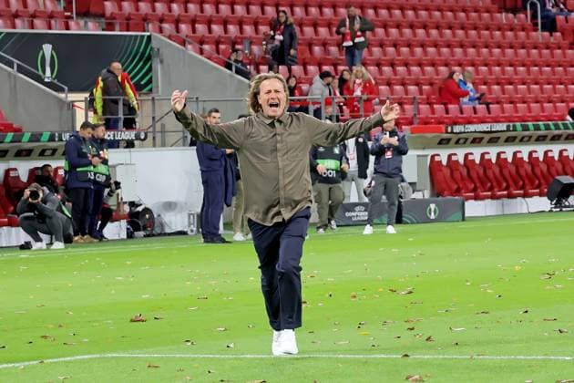 Mainz, Germany October 23, 2025 Conference League 2025 2026 FSV Mainz 05 vs Zrinjski Mostar In the picture Coach Bo Henriksen Mainz rocks the stadium an hour before kick-off and cheers on the fans Mewa Arena Rheinland Pfalz Copyright: xFotostandx xRacochax
