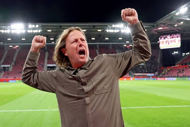 Mainz, Germany October 23, 2025 Conference League 2025 2026 FSV Mainz 05 vs Zrinjski Mostar In the picture Coach Bo Henriksen Mainz rocks the stadium an hour before kick-off and cheers on the fans Mewa Arena Rheinland Pfalz Copyright: xFotostandx xRacochax