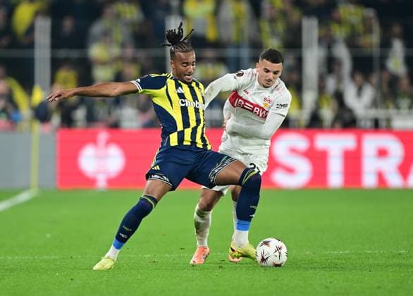 Fenerbahce v Stuttgart - UEFA Europa League ISTANBUL, TURKIYE - OCTOBER 23: Archie Brown (L) of Fenerbahce in action against Badredine Bouanani of Stuttgart during the UEFA Europa League Week 3 match between Fenerbahce and Stuttgart at Chobani Stadium in Istanbul, Turkiye, on October 23, 2025. Oguz Yeter Anadolu Istanbul Turkey. Editorial use only. Please get in touch for any other usage.  Copyright: x2025xAnadoluxOguzxYeterx