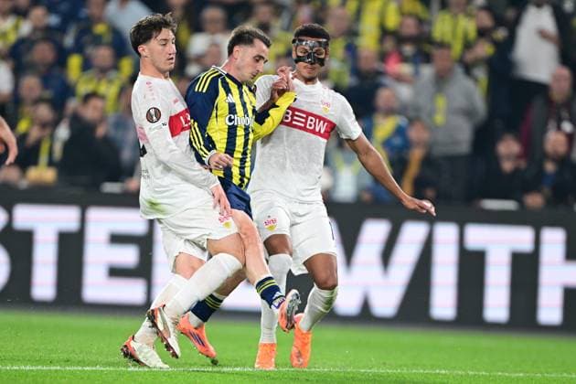 Fenerbahce v Stuttgart - UEFA Europa League ISTANBUL, TURKIYE - OCTOBER 23: Kerem Akturkoglu of Fenerbahce in action against Luca Jaquea of Stuttgart during the UEFA Europa League Week 3 match between Fenerbahce and Stuttgart at Chobani Stadium in Istanbul, Turkiye, on October 23, 2025. Oguz Yeter Anadolu Istanbul Turkey. Editorial use only. Please get in touch for any other usage.  Copyright: x2025xAnadoluxOguzxYeterx