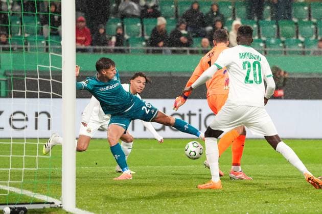 Mattia Viti 26 (ACF Fiorentina) takes a shot on goal during SK Rapid Wien vs ACF Fiorentina, UEFA Conference League football match in Vienna, Austria, October 23 2025  Copyright: xScottxColeman IPAxSportx xipa-agency.netx xx IPA_66982856 IPA_Agency_IPA66982856