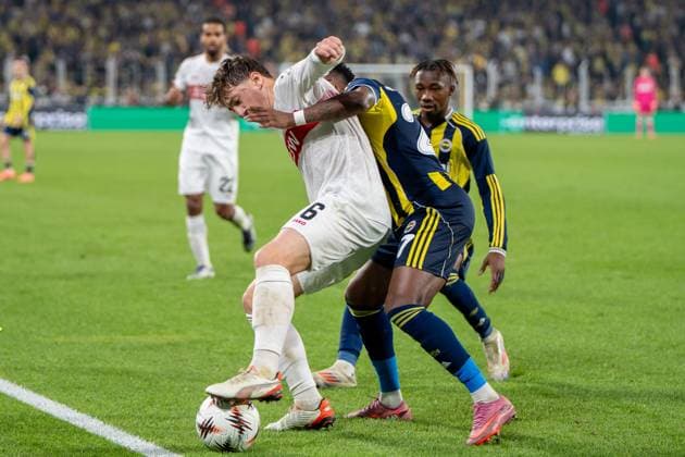 Angelo Stiller VfB Stuttgart, 06 vs Fred Fenerbahce Istanbul, 07 , TUR, Fenerbahce Istanbul vs VfB Stuttgart, Football, UEFA Europa League, Matchday 3, 2025 2026 season, 23 10 2025, TUR, Fenerbahce Istanbul vs VfB Stuttgart, Football, UEFA Europa League, Matchday 3, 2025 2026 season, 23 10 2025, Istanbul Copyright: xEibner-Pressefoto EdwardxCheungx EP_ECG