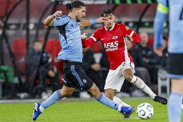 ALKMAAR , 23-10-2025 , AFAS Stadium , season 2025 2026 , UEFA Conference League football , League phase matchday 2 , match between AZ and SK Slovan Bratislava , picture shows SK Slovan Bratislava player Kyriakos Savvidis and AZ player Weslley Patati AZ - Slovan Bratislava  x31654846x Copyright: