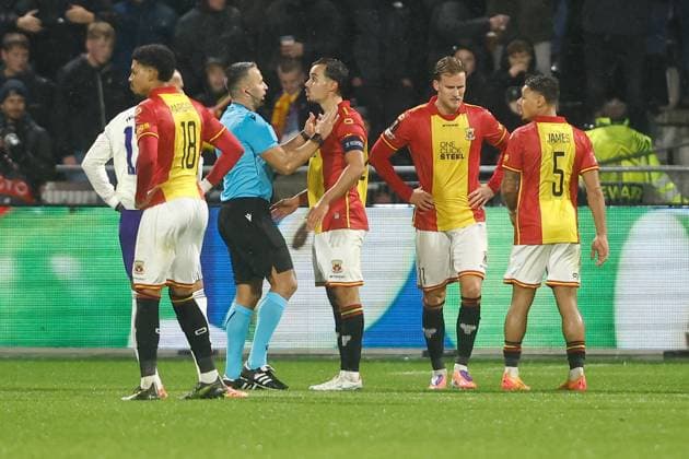 DEVENTER , 23-10-2025 , Stadium De Adelaarshorst , season 2025 2026 , UEFA Europa League League phase . match between Go Ahead Eagles and Aston Villa, Picture shows protest by GA Eagles player Mats Deijl after referee Filip Glova (SVK) gives a penalty Go Ahead Eagles - Aston Villa  x31654847x Copyright: