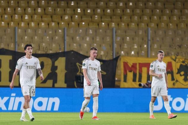 Ante Palaversa of Aberdeen and team mates appears dejected after AEK score a fourth goal to make it 4-0 AEK Athens v Aberdeen, UEFA Conference League, Group Stage, Football, OPAP Arena, Athens, Greece - 23 Oct 2025Athens OPAP Arena Greece EDITORIAL USE ONLY No use with unauthorised audio, video, data, fixture lists, club league logos or live services. Online in-match use limited to 120 images, no video emulation. No use in betting, games or single club league player publications. Copyright: xCostasxBaltas Shutterstockx 15567740av