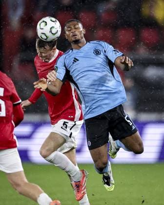 ALKMAAR - (l-r) Peer Koopmeiners of AZ Alkmaar and Rahim Ibrahim of Slovan Bratislava during the UEFA Conference League match between AZ Alkmaar and Slovan Bratislava at the AFAS Stadium on October 23, 2025, in Alkmaar, Netherlands. ANP BART STOUTJESDIJK UEFA Conference League 2025-2026 xVIxANPxSportx xxANPxIVx 540077153 originalFilename: 540077153.jpg