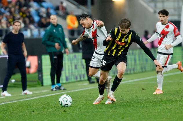 GÖTEBORG, SWEDEN 20251023 Raylo Vallecanos Alfonso Espinot against Häckens Adrian Svanbäck during the Conference League football match between BK Häcken and Rayo Vallecano at Gamla Ullevi in Gothenburg, Sweden October 23, 2025 GÖTEBORG SWEDEN x9200x  Copyright: xAdamxIhse TTx CONFERENCE LEAGUE: HÄCKEN-RAYO VALLECANO
