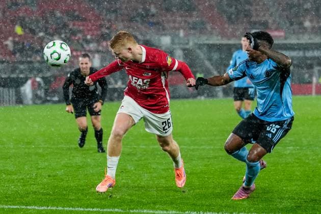 2025-10-23 AZ Alkmaar v Slovan Bratislava - UEFA Conference League 2025 26 League Phase MD2 ALKMAAR, NETHERLANDS - OCTOBER 23: Kees Smit of AZ Alkmaar heads the ball towards the goal during the UEFA Conference League 2025 26 League Phase MD2 match between AZ Alkmaar and Slovan Bratislava at AFAS Stadion on October 23, 2025 in Alkmaar, Netherlands. Alkmaar AFAS Stadion Netherlands Content not available for redistribution in The Netherlands directly or indirectly through any third parties. Copyright: xEdxvanxdexPolx
