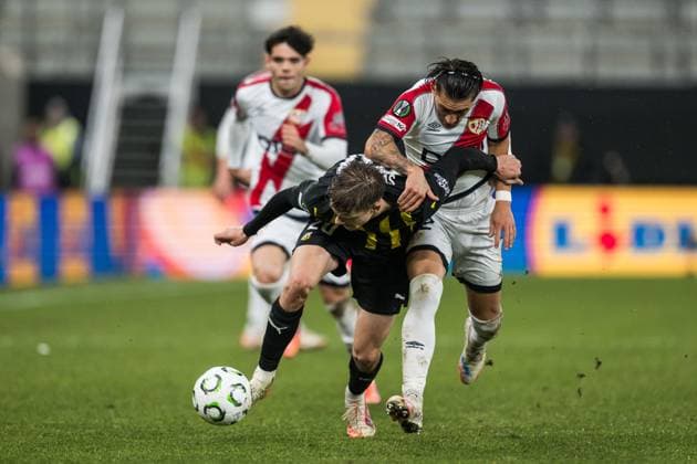 251023 Adrian Svanbäck of Häcken and Alfonso Espino of Rayo Vallecano during the UEFA Conference League football match between Häcken and Rayo Vallecano on October 23, 2025 in Gothenburg Photo Mathias Bergeld BILDBYRAN kod MB MB1226 fotboll football soccer fotball uefa conference league conference league häcken rayo vallecano bbeng  Copyright: MATHIASxBERGELD BB251023MB052